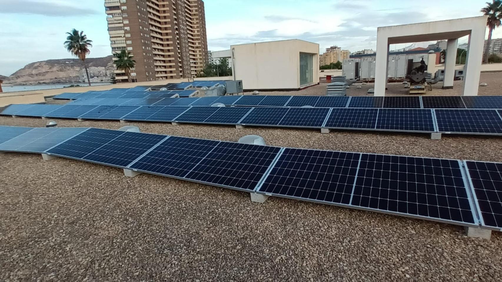 Alicante, más sostenible este 2023 con la instalación de 3.000 paneles solares en edificios municipales