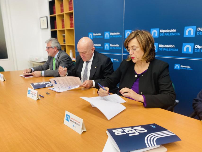 Momento de la firma del convenio entre la presidenta de la Diputación, Ángeles Armisén, y el consejero de la Presidencia, Jesús Julio Carnero.