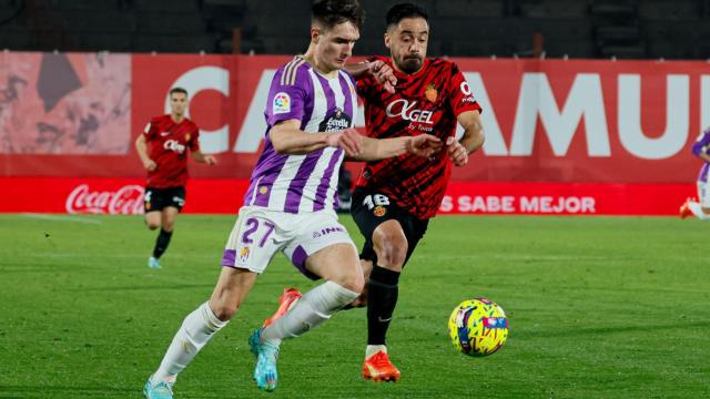 Iván Fresneda disputa el balón ante el defensa del Mallorca Jaume Costa.