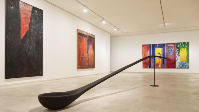 Una de las salas del Patio Herreriano con obras de Alfonso Albacete: 'Calle San Lorenzo (E-O)', 1986; Manuel Salinas: 'Barcelona 3', 1987; y Juan Navarro Baldeweg: 'La casa', 1985.. En el suelo: Jorge Barbi: 'Utensilio', 1989