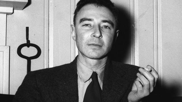 El físico J. Robert Oppenheimer,  en 1946, año en el que comenzaría su persecución política