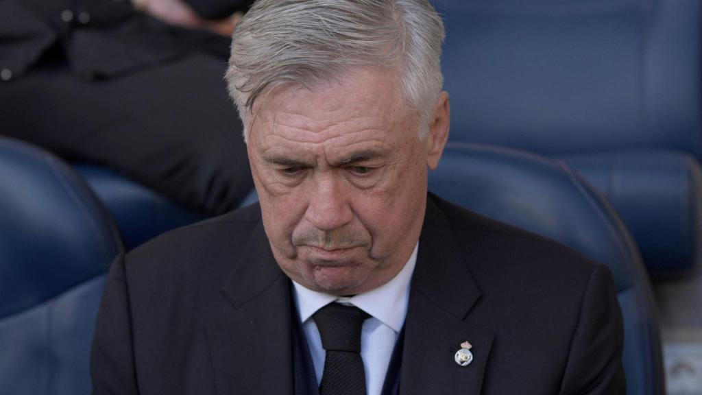 Ancelotti, pensativo en el banquillo.