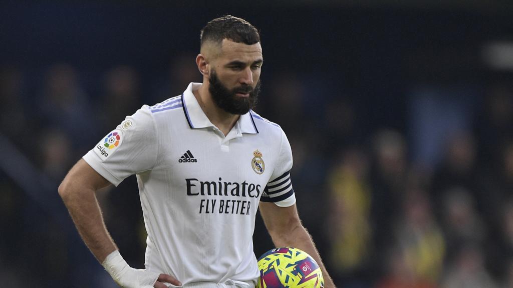 Benzema, con el balón antes de lanzar el penalti.