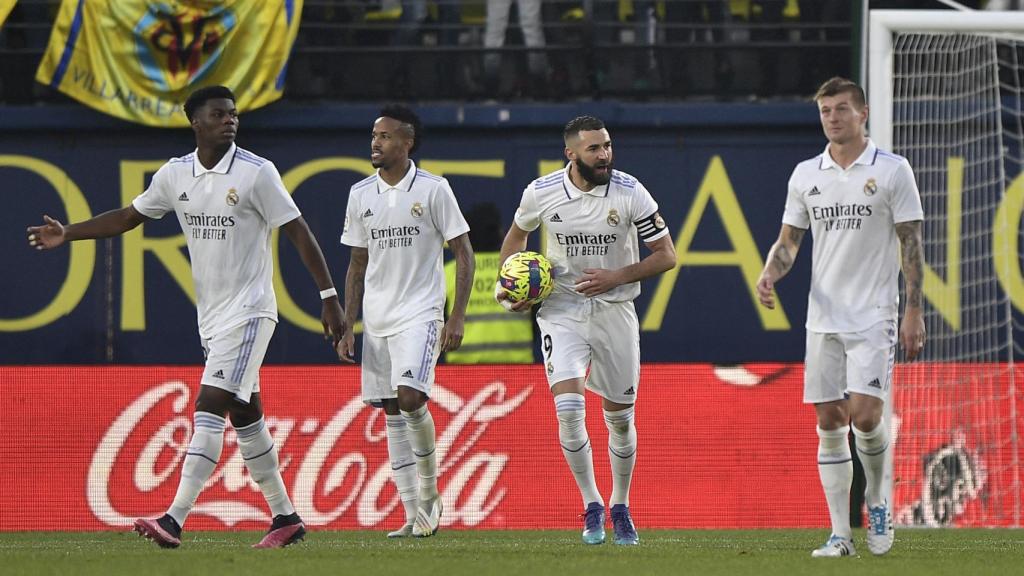 Los jugadores del Real Madrid celebran el gol de Benzema.