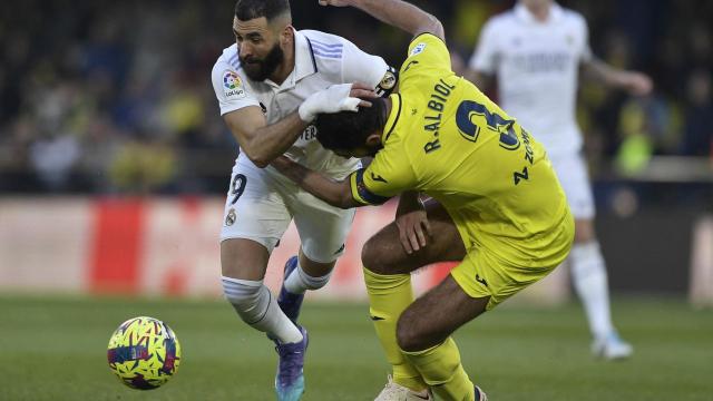 Benzema choca contra Albiol en un ataque del Real Madrid.