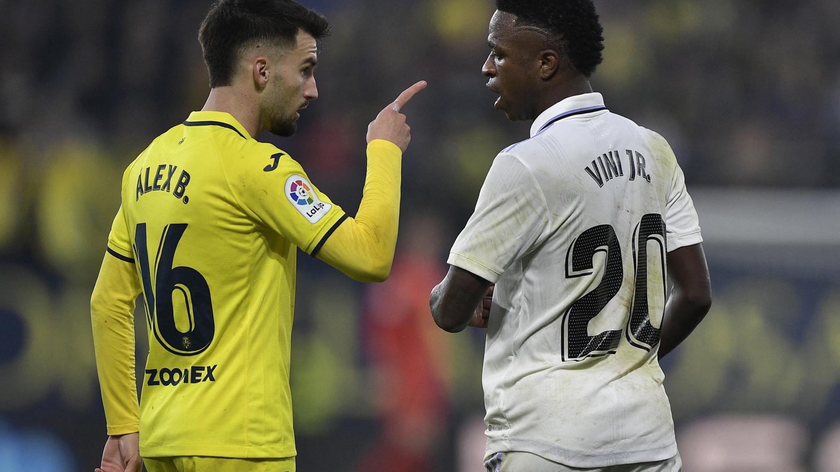 Rüdiger se duele en el césped tras recibir un golpe.