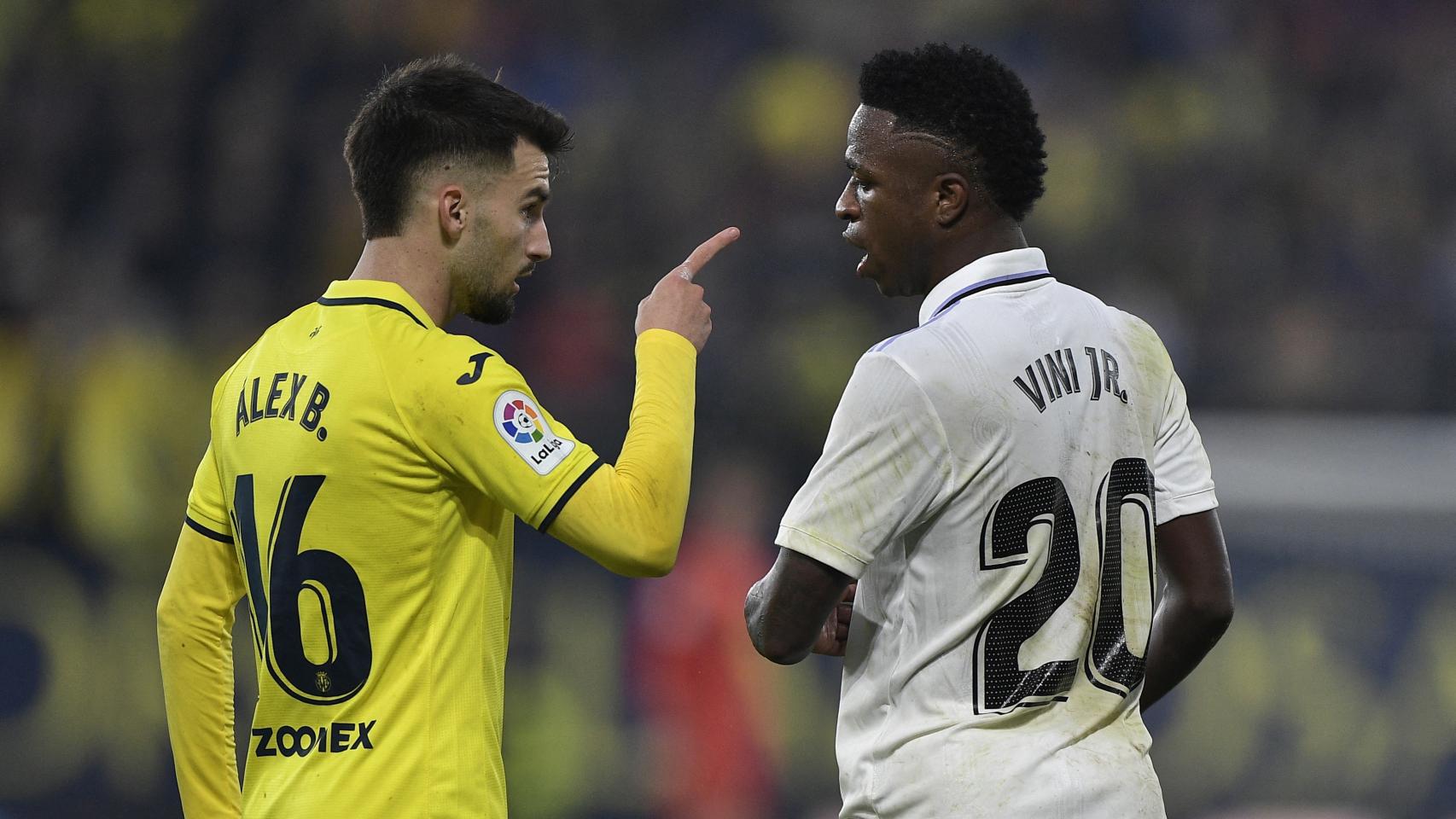 Rüdiger se duele en el césped tras recibir un golpe.