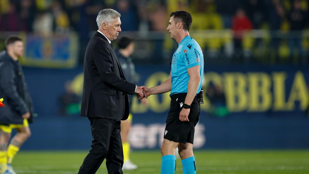 Carlo Ancelotti habla con Soto Grado tras el Villarreal - Real Madrid