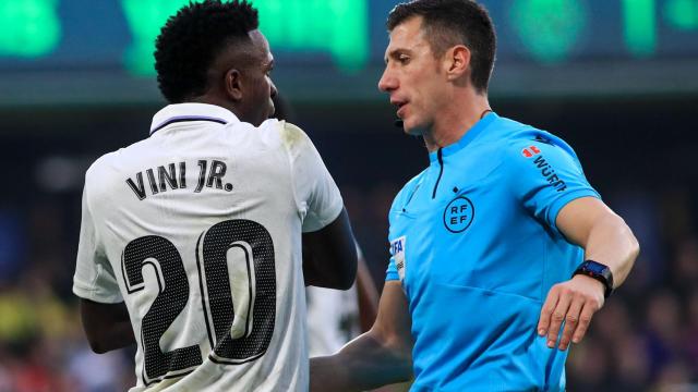 Vinicius Junior protesta una decisión a Soto Grado en el Villarreal - Real Madrid
