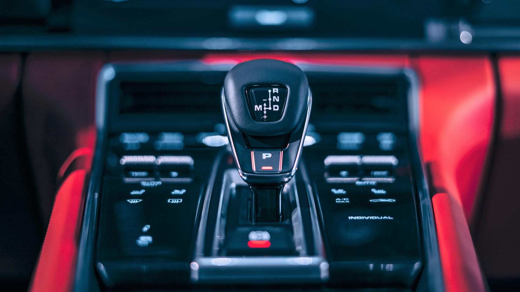 Un cambio automático de un vehículo.