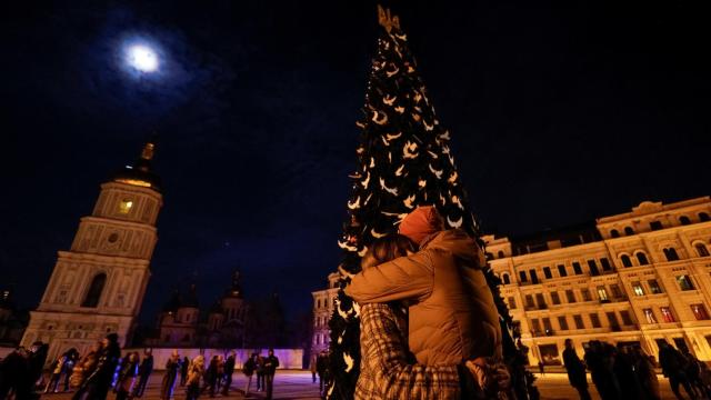 Una pareja se abraza en Ucrania