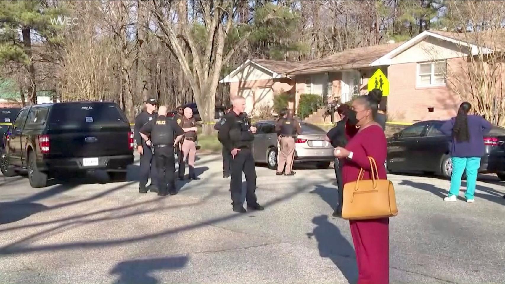 La Policía acude al colegio de Newport News donde ha tenido lugar el suceso.