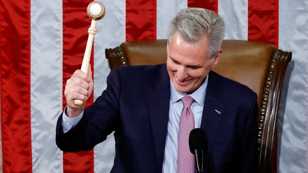 Kevin McCarthy golpea el mazo tras ser elegido presidente de la Cámara de Representantes.