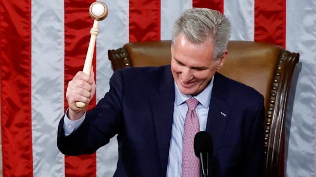 Kevin McCarthy golpea el mazo tras ser elegido presidente de la Cámara de Representantes.