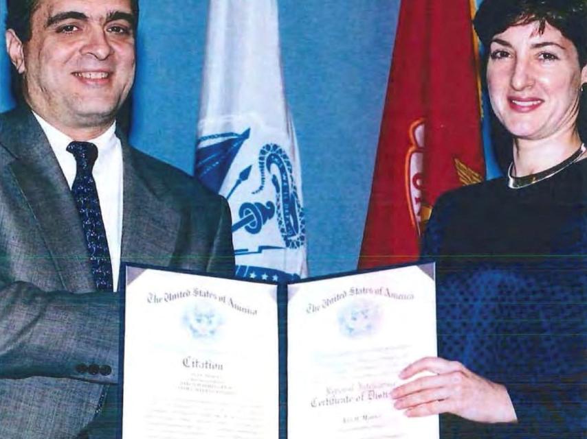 Montes, recibiendo de manos del director de la CIA, George Tenet, una distinción.
