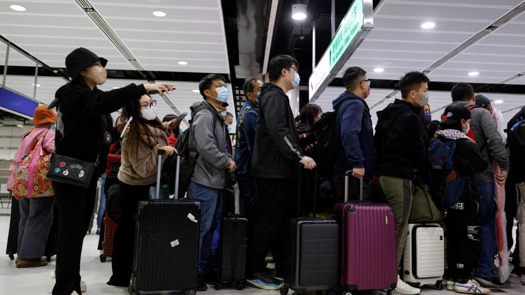 Algunos de los primeros turistas que han llegado a la frontera de Lok Ma Chau.