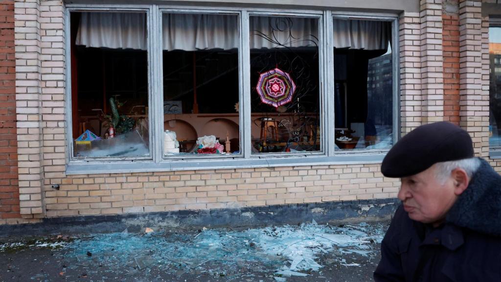 Cráter frente a un edificio ucraniano
