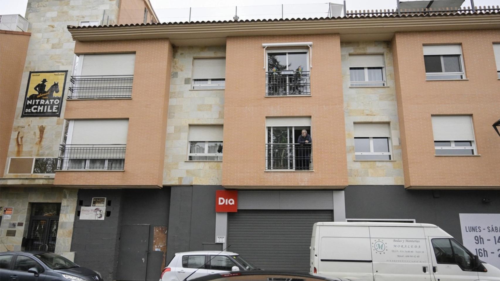 Fachada del edificio en el que vivía la joven fallecida. Foto: Efe