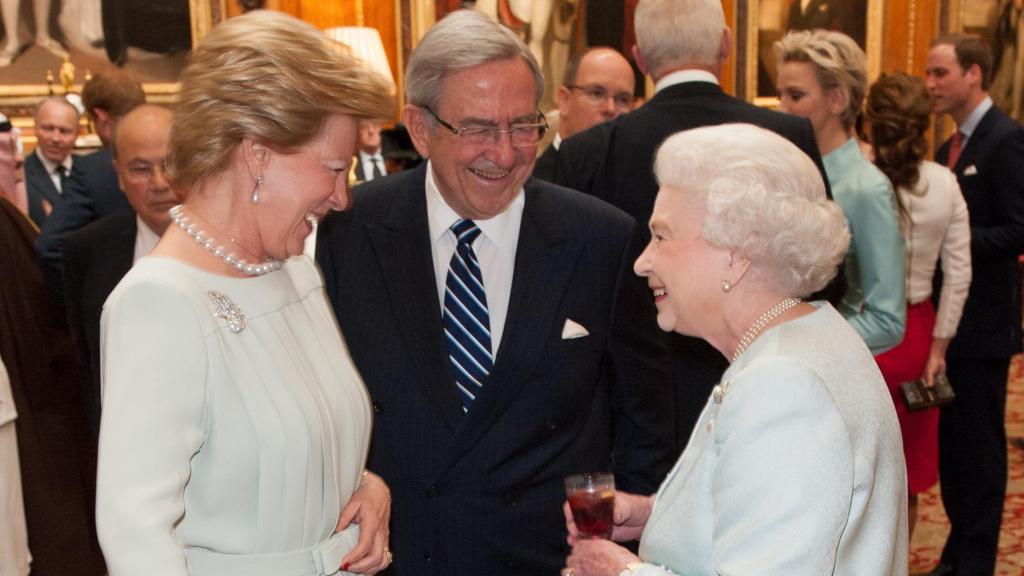 La Reina Isabel II hablando con el rey Constantino y la reina Ana María, en una imagen de archivo.