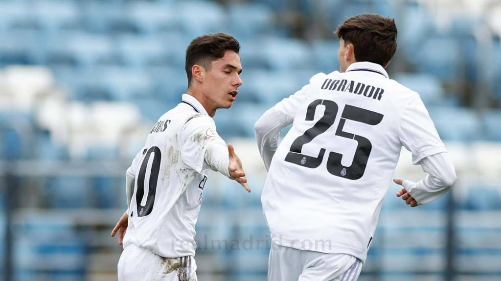 Arribas celebra su gol contra el Algeciras con Obrador.