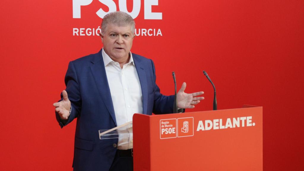 El secretario general del PSOE de la Región de Murcia, José Vélez, en una rueda de prensa.