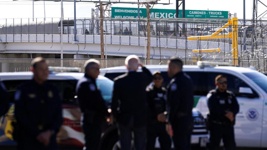 El presidente de los Estados Unidos, Joe Biden , mira hacia la frontera con México durante su visita a la frontera entre Estados Unidos y México.