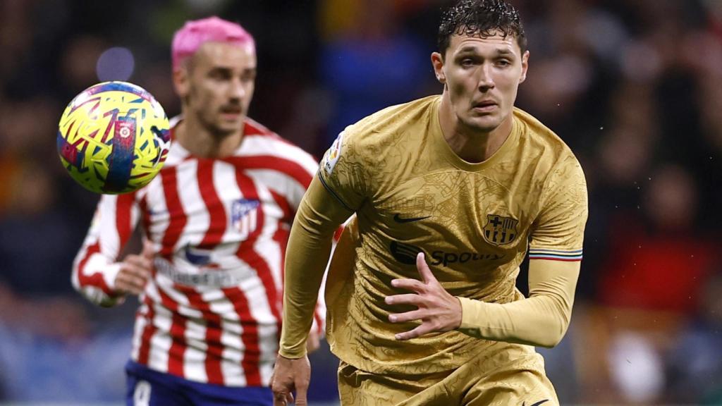 Christensen pelea un balón con Griezmann.