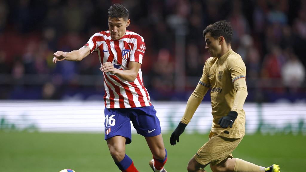 Pedri entra a Nahuel Molina en un balón dividido.
