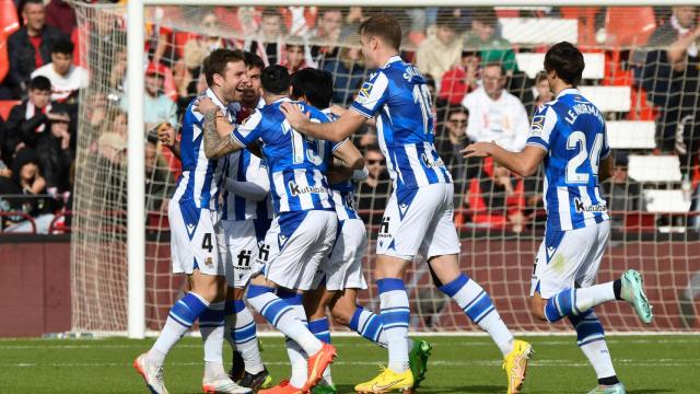 Piña de los jugadores de la Real Sociedad para celebrar un gol ante el Almería