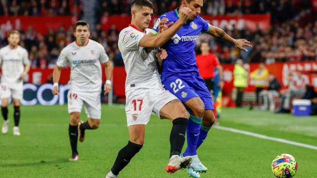 Lamela lucha un balón con Damián Suárez en el Sevilla-Getafe.