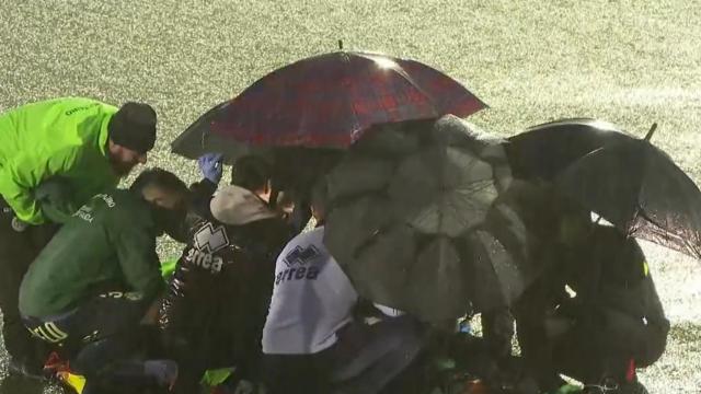 Los servicios médicos atendiendo al futbolista.