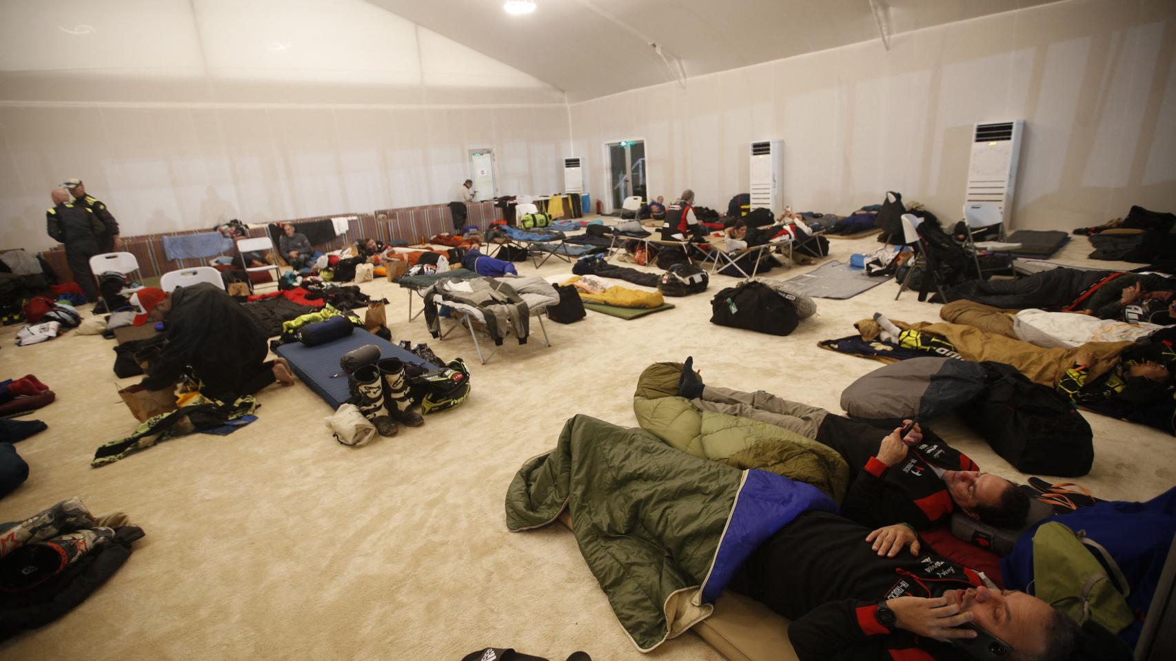 Competidores del Rally Dakar, descansando en el campamento de Al Duwadimi