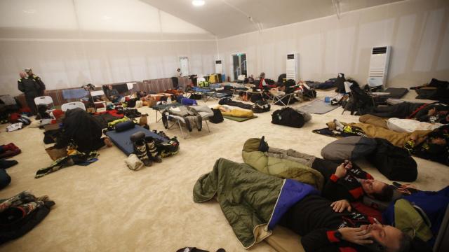 Competidores del Rally Dakar, descansando en el campamento de Al Duwadimi