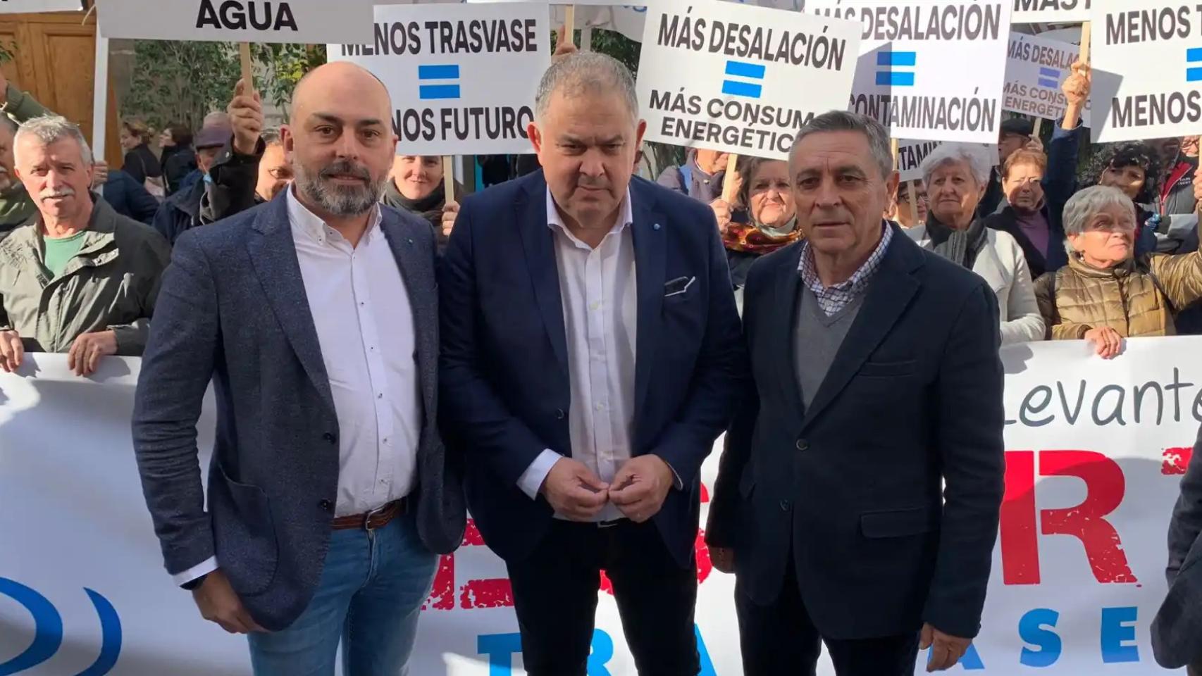 Lucas Jiménez (c), presidente del Sindicato Central de Regantes del Acueducto Tajo Segura, en una protesta contra los recortes al trasvase.