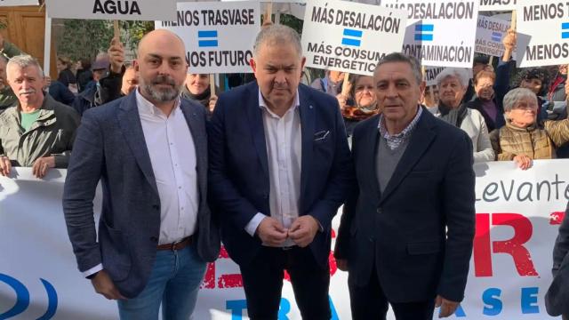 Lucas Jiménez (c), presidente del Sindicato Central de Regantes del Acueducto Tajo Segura, en una protesta contra los recortes al trasvase.
