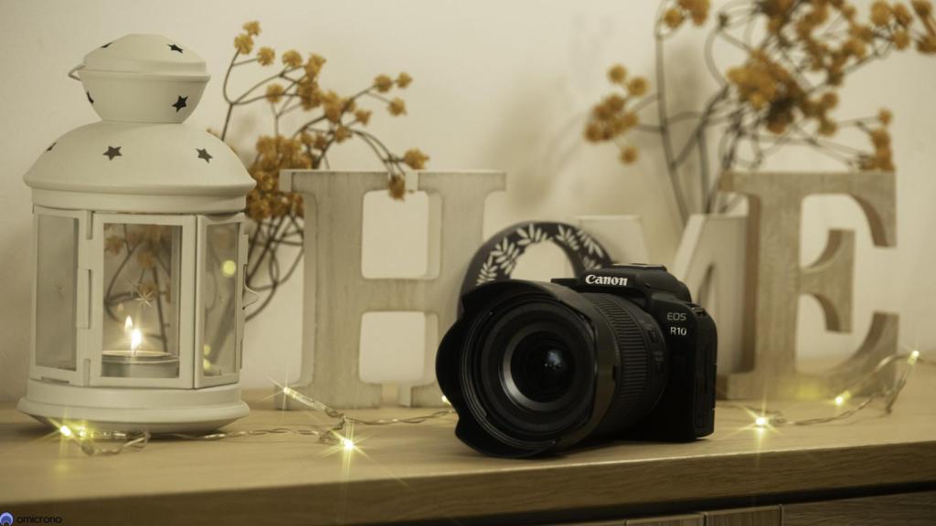 EOS R10 con un objetivo RF.