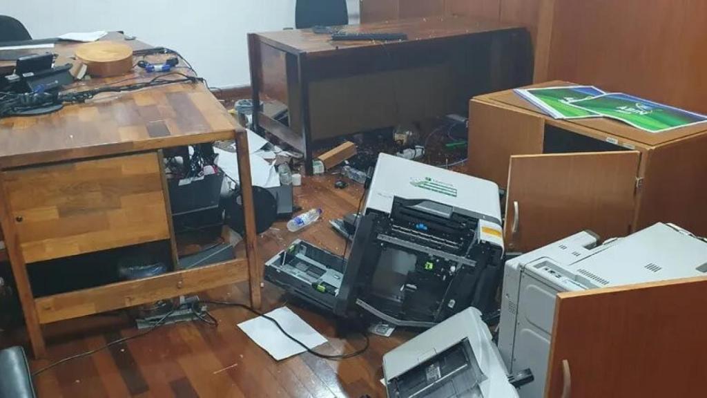 Destrucción de la sala del Departamento de Comunicación en el segundo piso del Palacio Presidencial.