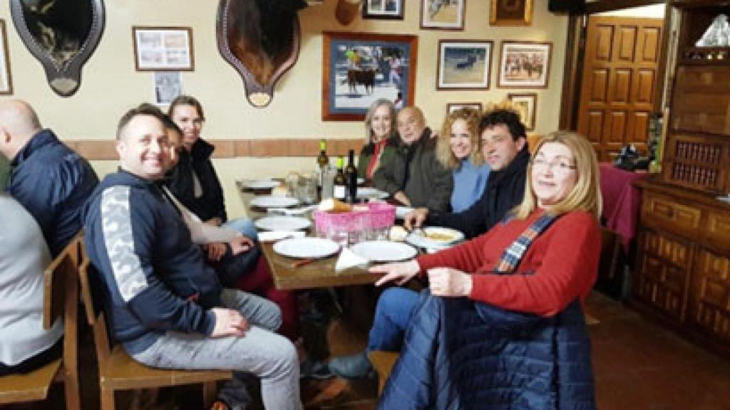 Una de las mesas durante el almuerzo, a la derecha Ferdina Cid, madre de Sergio Vegas