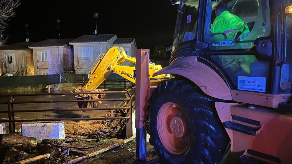 Limpieza de cauces y carreteras afectados por las inundaciones
