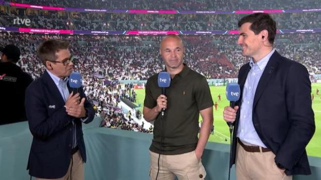 Andrés Iniesta e Iker Casillas en el partido inaugural del Mundial de Qatar 2022. Foto: RTVE