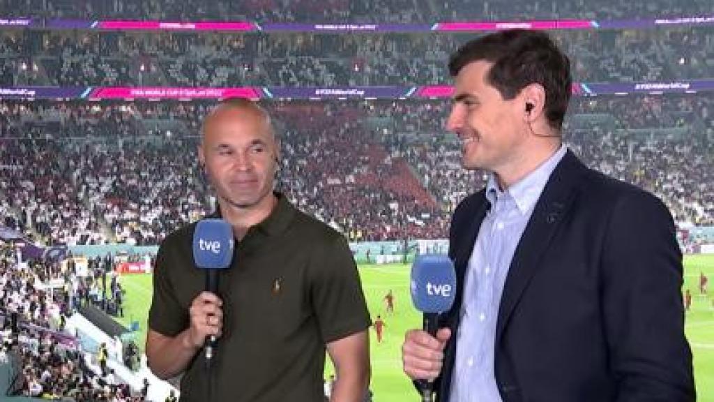 Andrés Iniesta e Iker Casillas en el partido inaugural del Mundial de Qatar 2022. Foto: RTVE