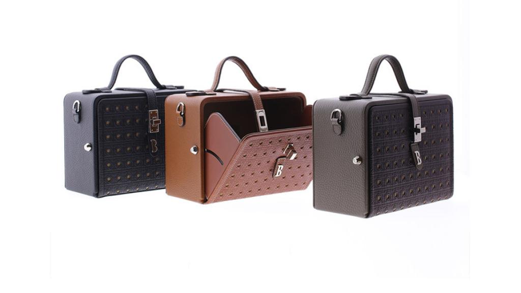 Disponible en cuero, gris y negro.
