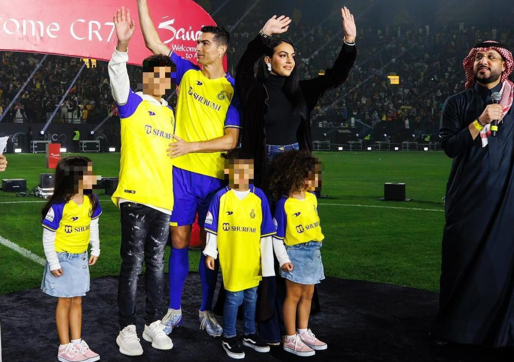 El juador y su familia en la presentación del equipo Al-Nassr.