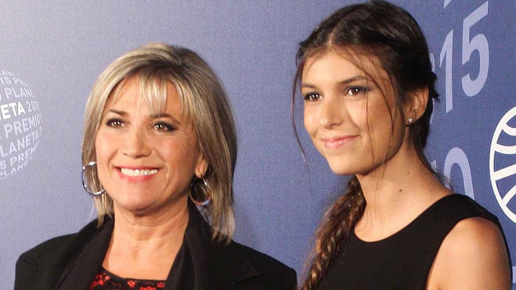 Julia Otero junto a su hija, Candela, en un acto público.