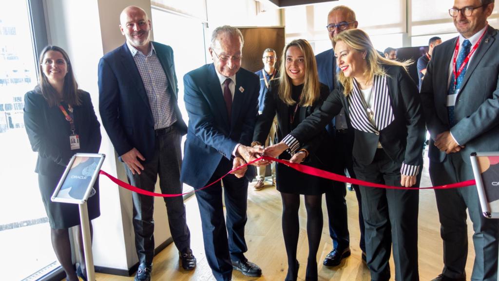 El corte de cinta oficial del nuevo centro de Oracle en Málaga.