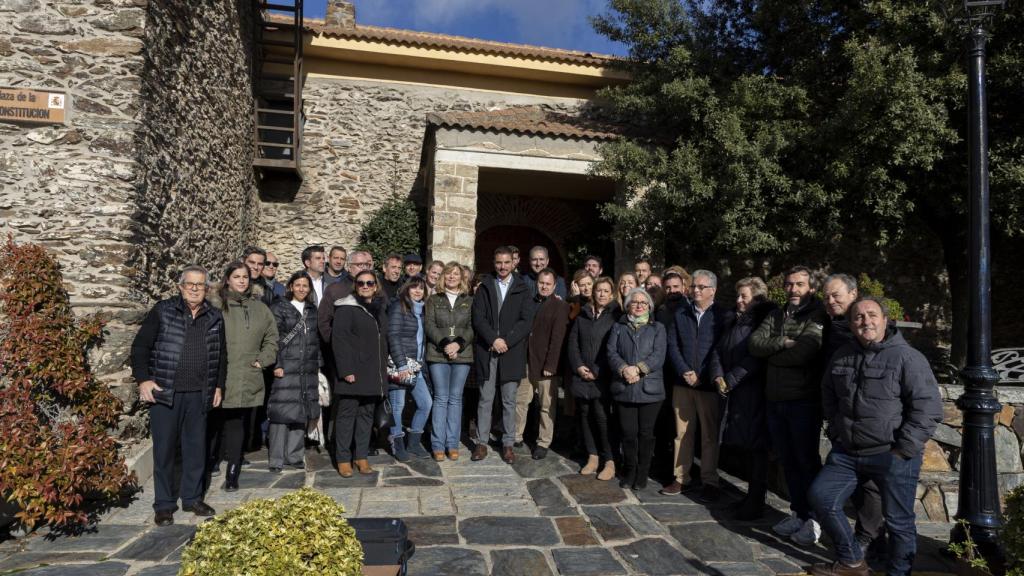 Foto de familia de todos los socialistas que han acudido a El Atazar en la que Lobato tapa a Carmen Calvo.