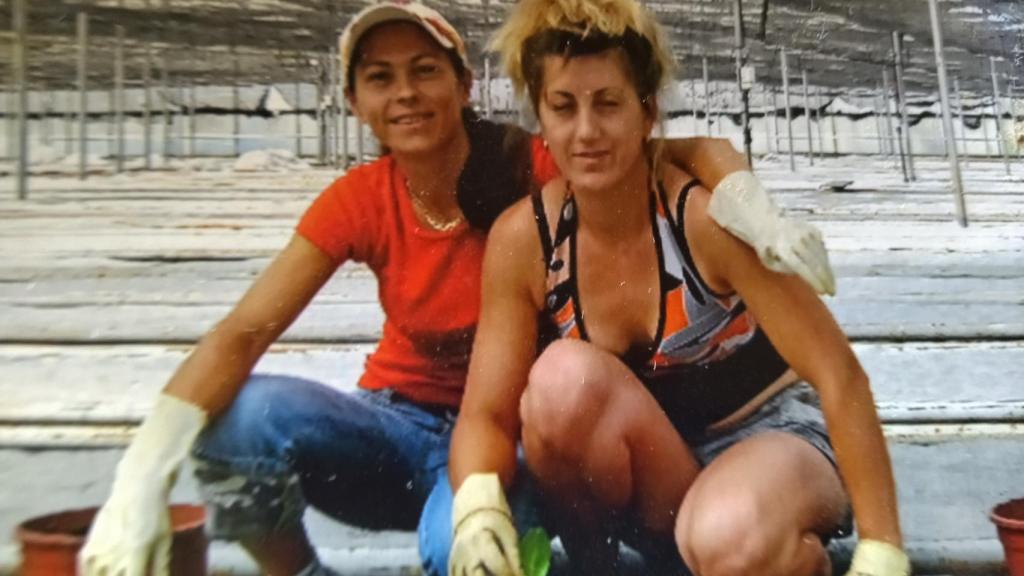 La rumana Nina, junto a una amiga, trabajando en un invernadero de Almería.