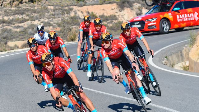 Ciclistas del equipo Bahrain Victorius, uno de los que se hospeda en Altea, en imagen de archivo.
