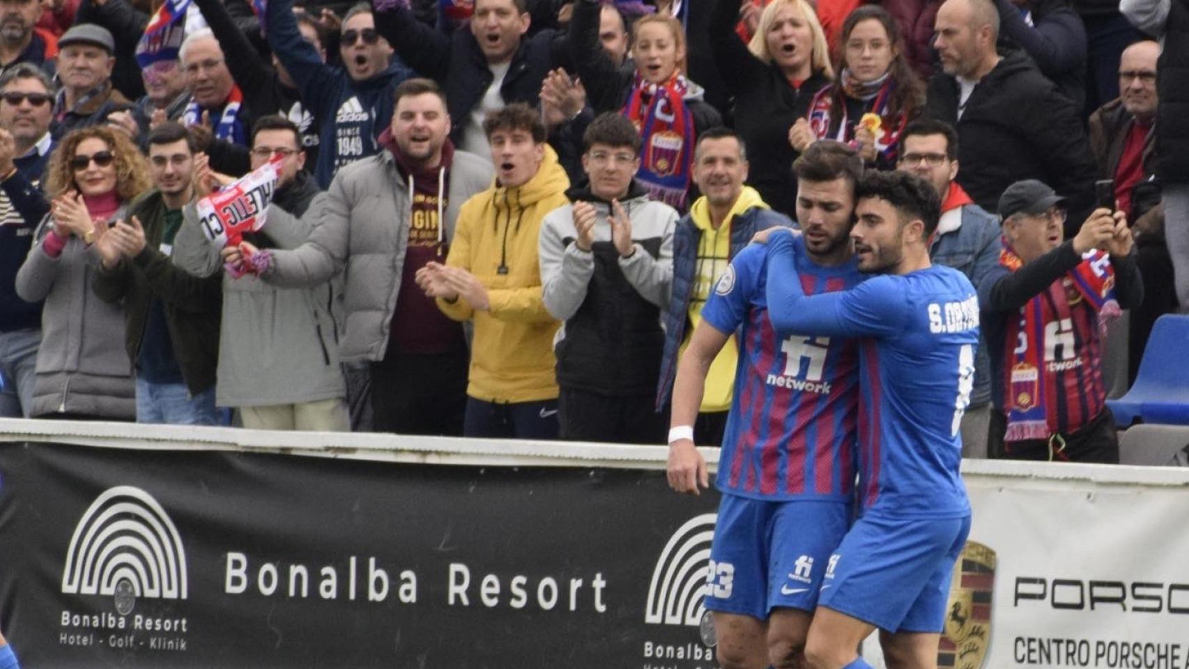 El Eldense celebra uno de sus tantos.