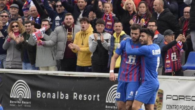 El Eldense celebra uno de sus tantos.